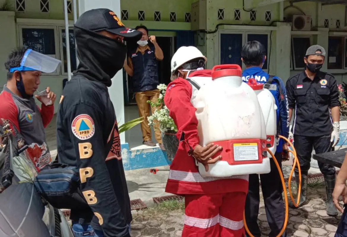 Untuk Menghindari Virus Corona, BPBD Kaur Lakukan Penyemprotan Disinfektan di Beberapa Instansi Perkantoran