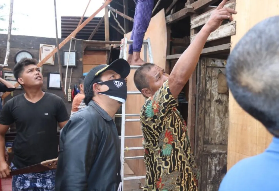 Wawali Dedy Berikan Santunan Untuk Rehab Rumah Lukmanudin yang Terdampak Angin Badai