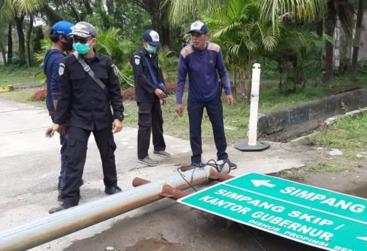 Berpotensi Bahayakan Warga, Dishub Kota Robohkan RPPJ