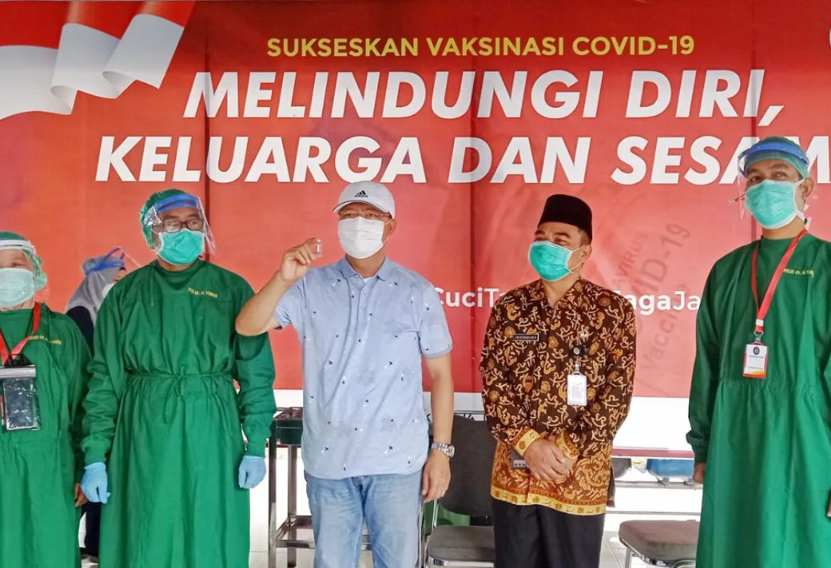 Rohidin Mersyah Terima Suntik Vaksin Covid-19 Dosis Kedua