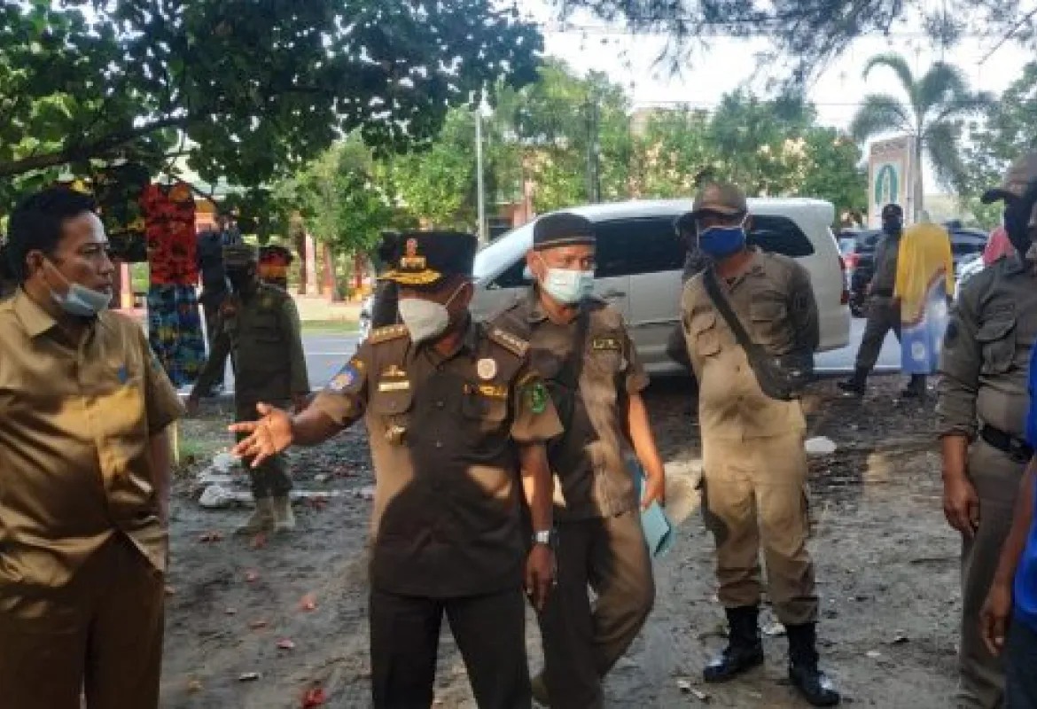 Wujudkan Sapta Pesona, Satpol PP dan Dispar Lakukan Penertiban Pedagang Sepanjang Pantai Panjang