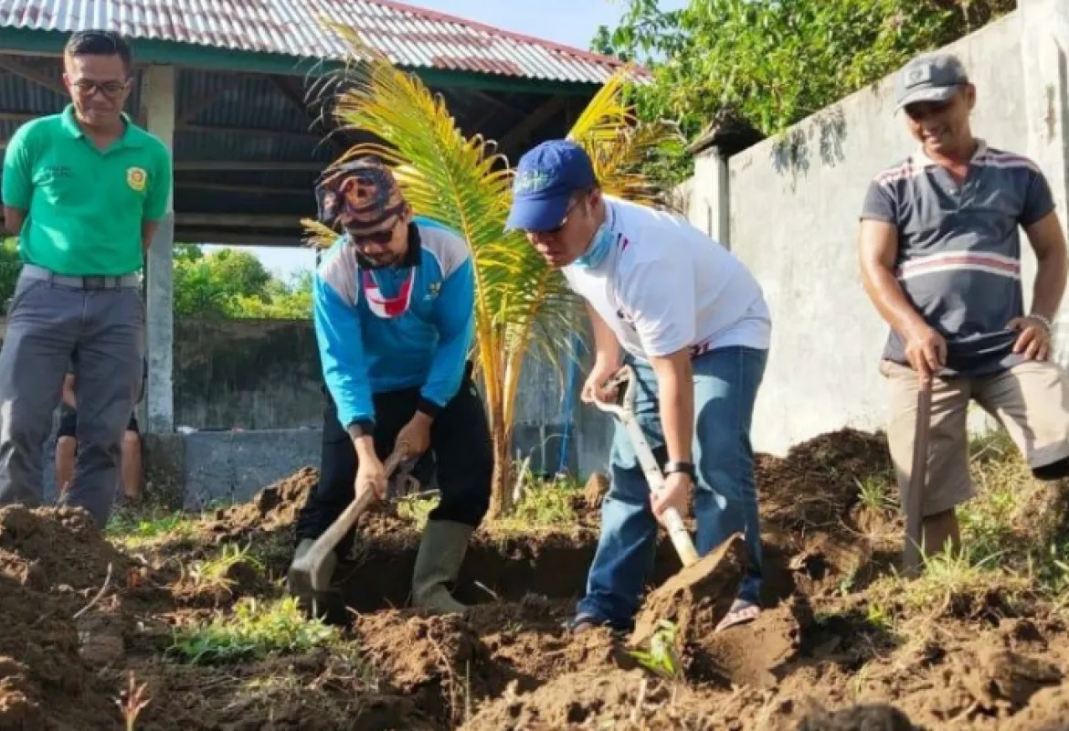 Bersama Forum Peduli Lingkungan, Bupati Mukomuko Ikut Gotong Royong Bersihkan TPU