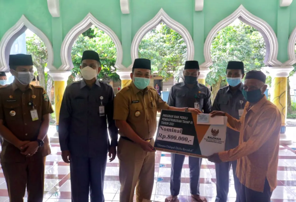 Wabup Husni Merza Bersama Baznas Kembali Salurkan Dana Zakat di Kecamatan Siak