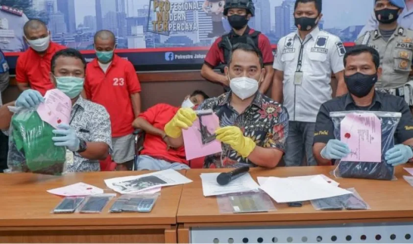 Terduga Pelaku Komplotan Curanmor saat Konferensi Pers PMJ