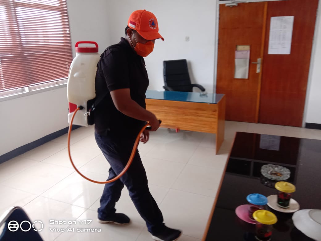 Untuk Menghindari Virus Corona, BPBD Kaur Lakukan Penyemprotan Disinfektan di Beberapa Instansi Perkantoran