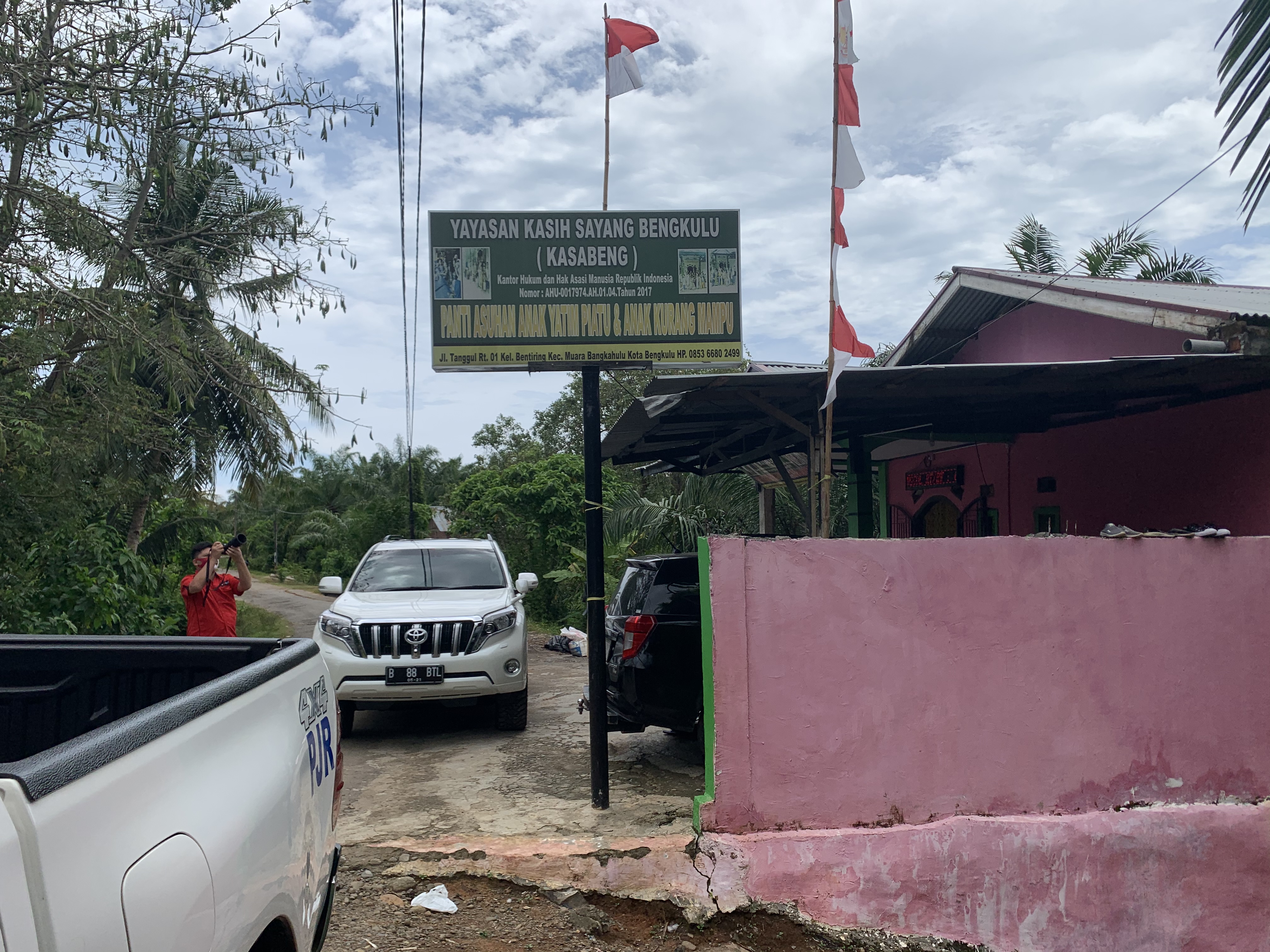 Rohidin Mersyah dan anak Panti Asuhan