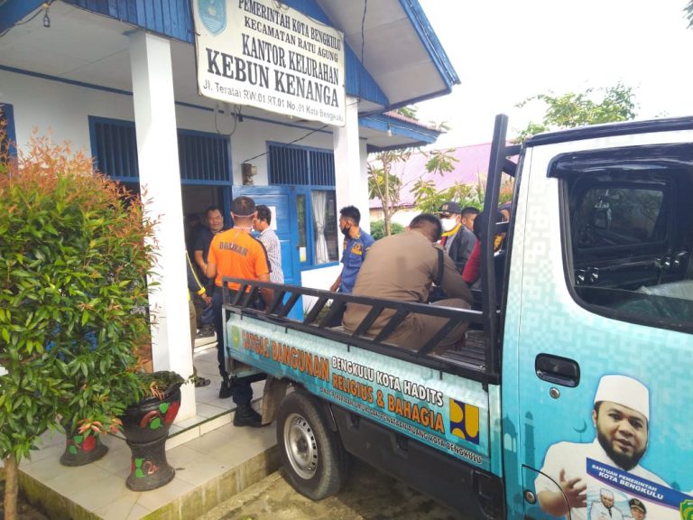 Plt Kadis PUPR Kota Bengkulu, Noprisman ST bersama seluruh pegawai bantu distribusi Rasmie untuk warga kota Bengkulu