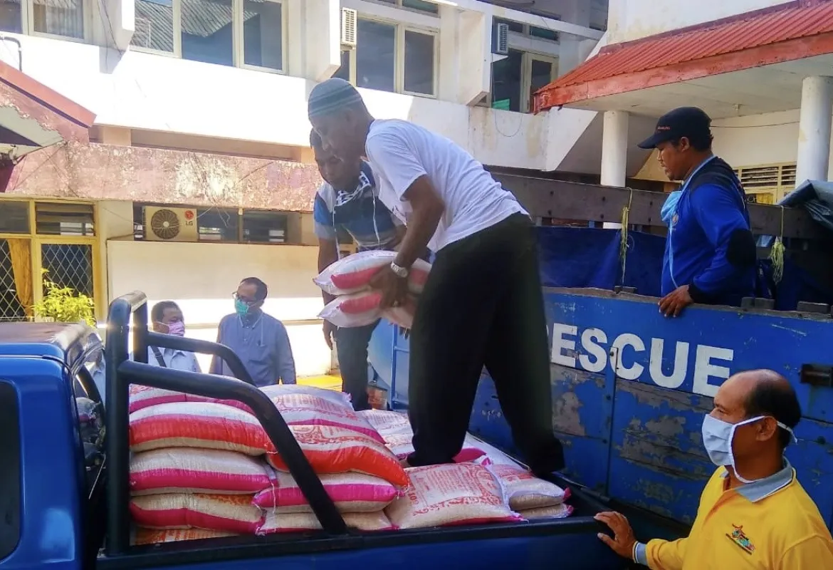 Dinas Sosial Provinsi Bengkulu Selasa sore (28/4) menyalurkan 100 karung beras kepada musisi yang terdampak Covid-19 di Kota Bengkulu.