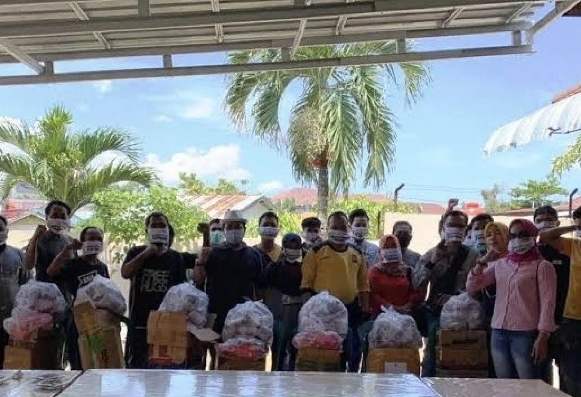 Usin Abdisyah bagi-bagi masker dan sabun