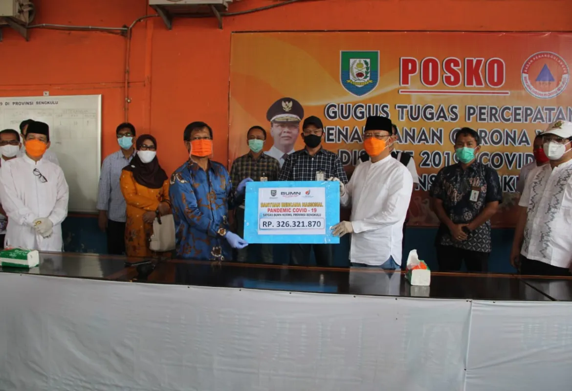 Gubernur Rohidin Mersyah, saat menerima bantuan dari Satgas BUMN