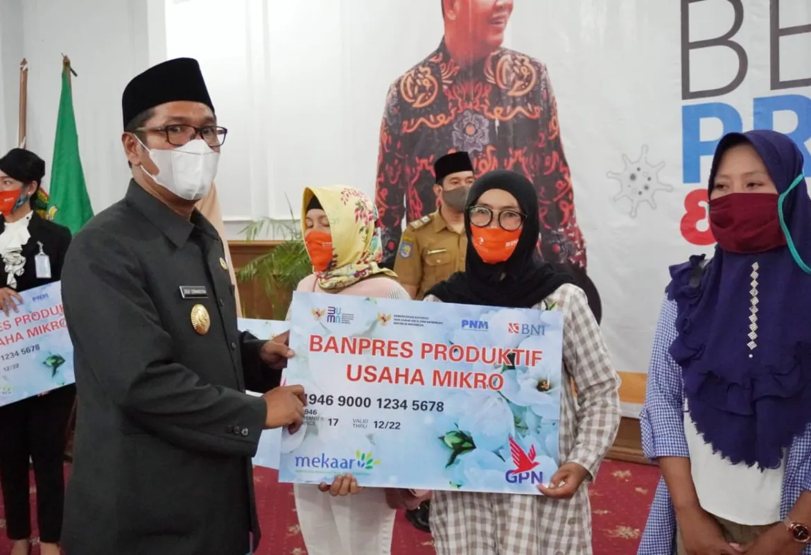 Penyerahan Secara Simbolis Kartu Prakerja dan Program Bantuan Pelaku Usaha Mikro 