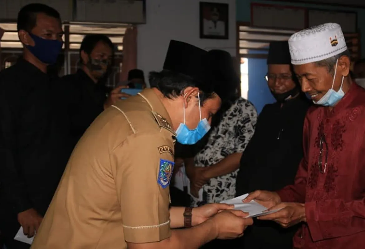 Plt Walikota Bengkulu Serahkan Honor BOP Di Kelurahan Pengantungan
