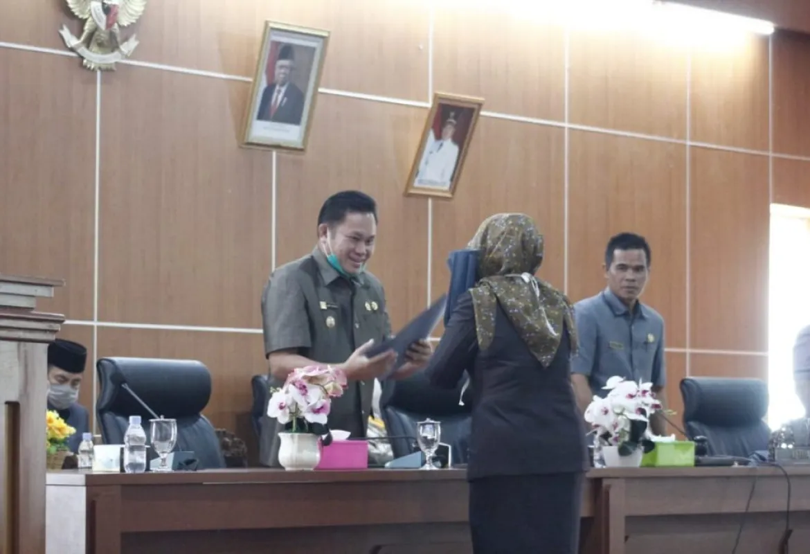 RAPAT PARIPURNA PANDANGAN UMUM FRAKSI ANGGOTA DPRD BENGKULU TENGAH