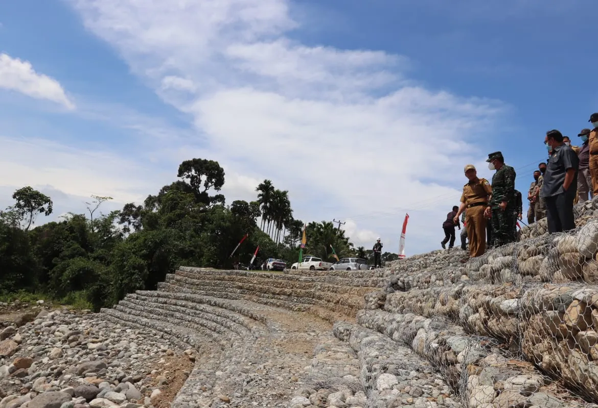Kolaborasi Pemprov & Korem 041 Gamas, Karya Bakti TNI Garap Infrastruktur