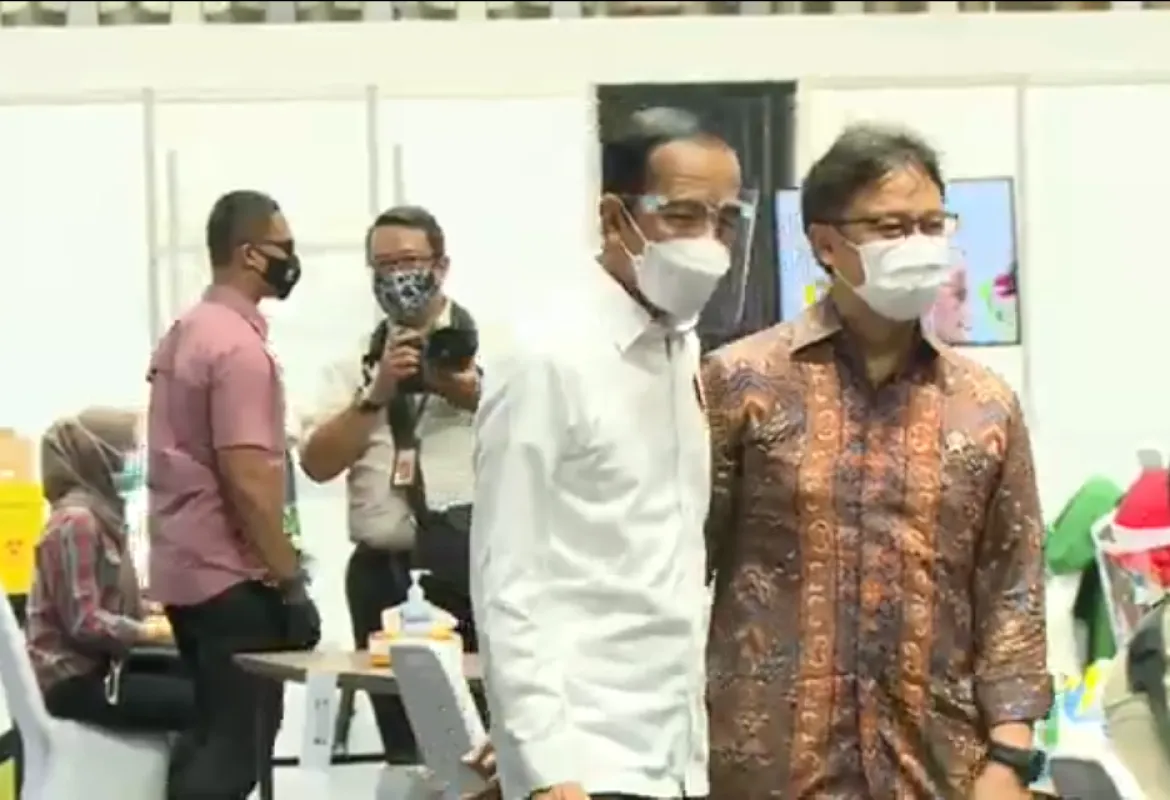 Presiden Melihat Langsung Proses Vaksinasi Massal Tahap I untuk Nakes