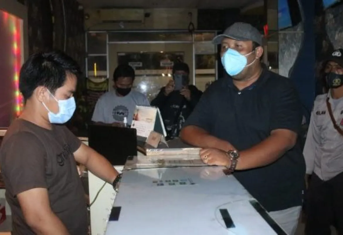 Lurah Padang Jati Ingatkan Para Pelaku Usaha Agar Patuhi Prokes