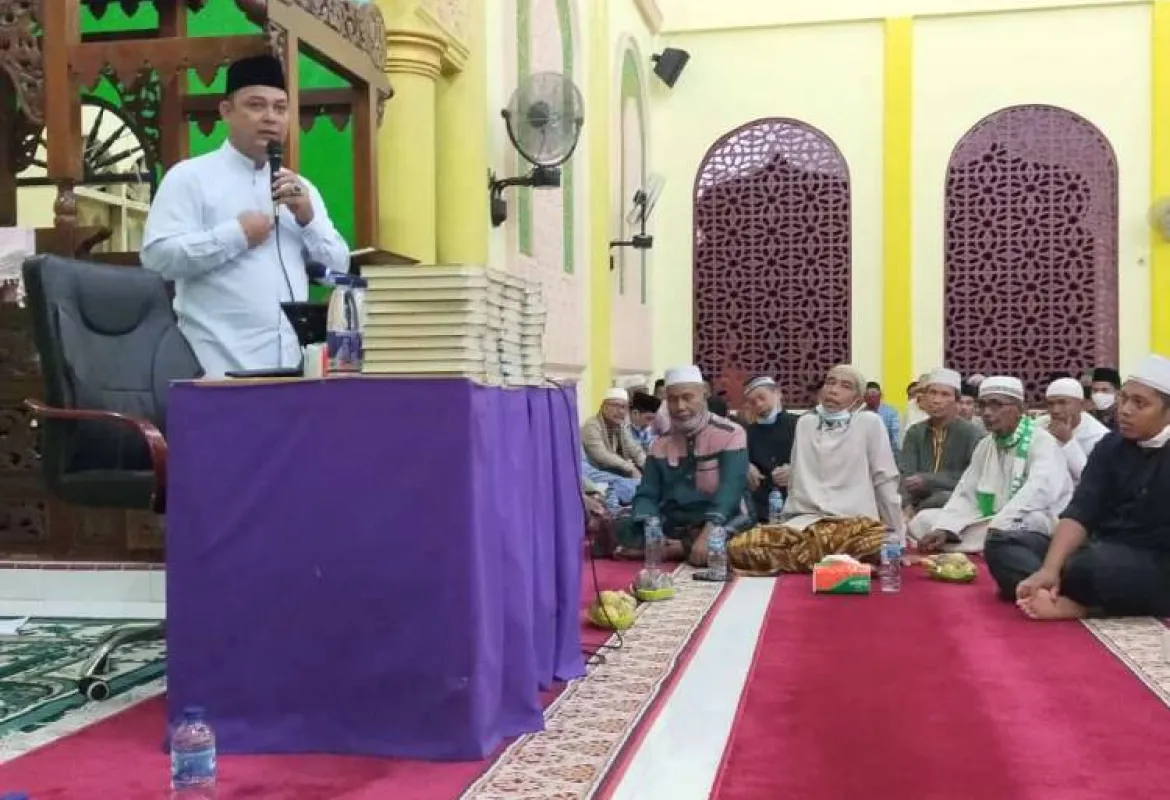 Ketua DPRD Kampar Bagikan Al-Qur'an di Tabligh Akbar