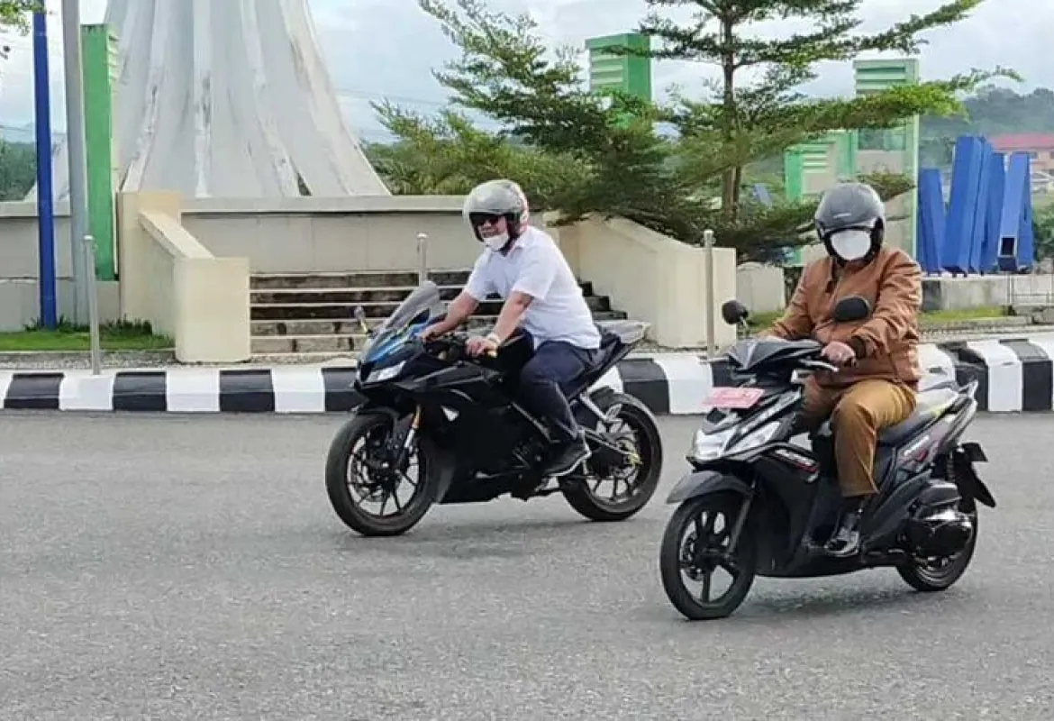 Bupati Seluma dan Wakilnya Berangkat Naik Motor Saat Perdana Masuk Kerja