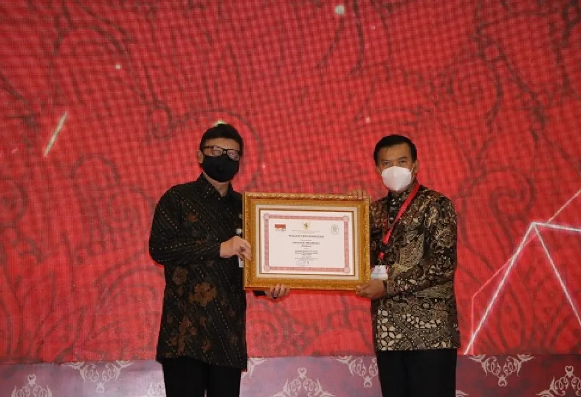 Walikota Pekanbaru Raih Penghargaan Pembina Pelayanan Terbaik Tingkat Nasional
