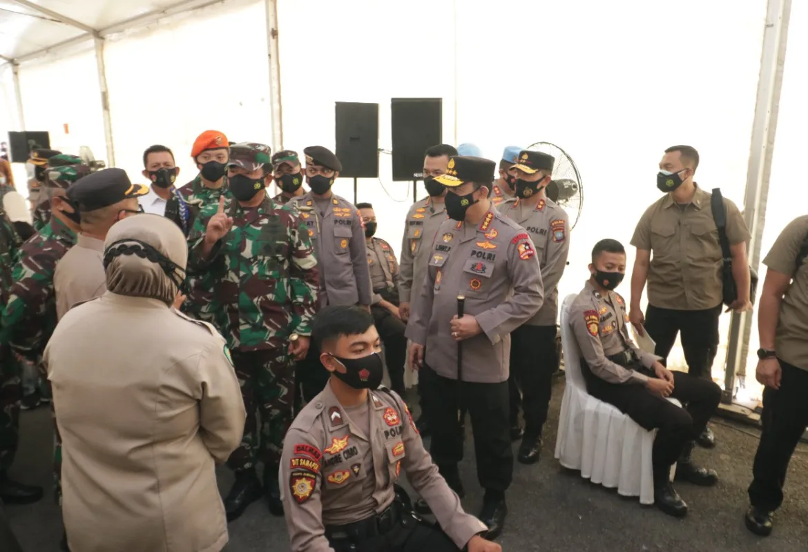 Panglima TNI Dan Kapolri Tinjau Langsung Pelaksanaan Vaksinasi Prajurit TNI-Polri Di Polda Kepri