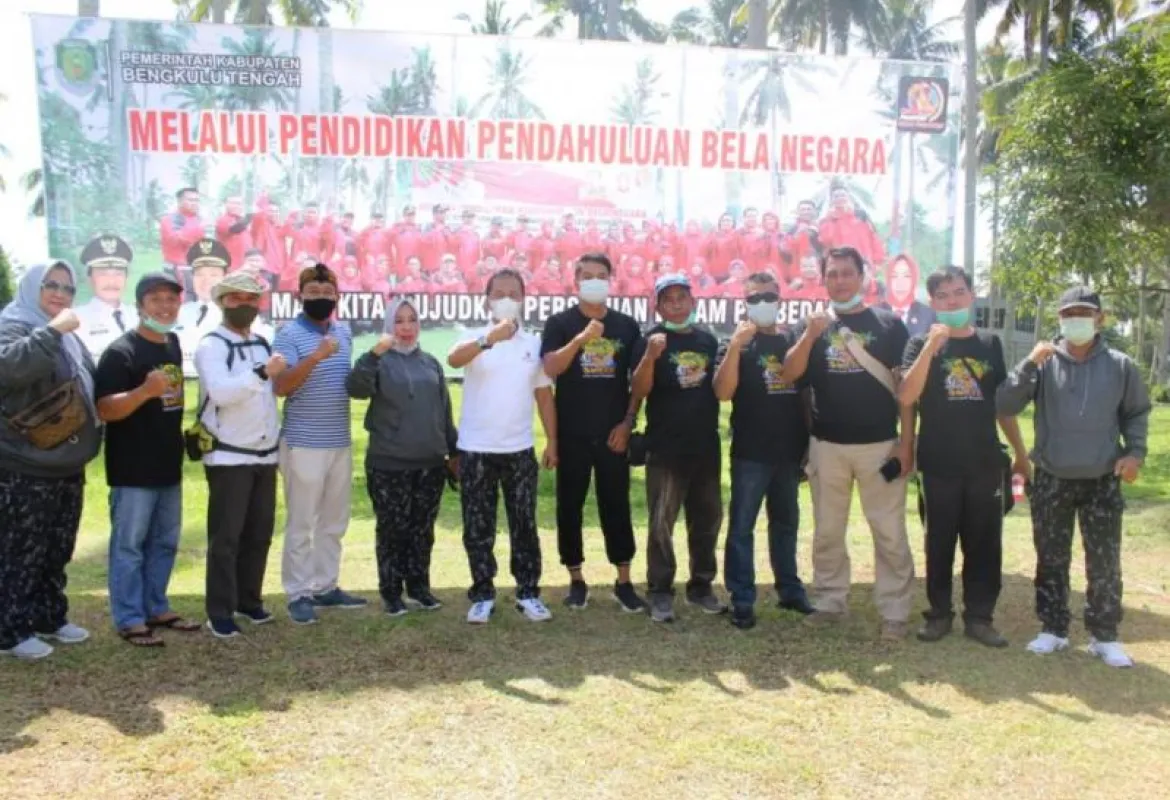 Kesbangpol Bengkulu Tengah menggelar acara Bela Negara demi meningkatkan rasa tanggung jawab atas Negara Republik Indonesia acara tersebut dibuka langsung oleh Bupati Bengkulu Tengah (Benteng) Dr. H. Ferry Ramli, SH.,MH yang bertempat di Wahana Surya Kecamatan Pondok Kelapa Rabu (24/2).  Kepala Badan Kesbangpol Bengkulu Tengah Eka Nurmeini,S.Pd.,M.Si mengatakan kegiatan bela negara ini adalah untuk mewujudkan dalam perbedaan menuju NKRI. Sehingga kegiatan ini dikemas dalam kegiatan outbound dimana nantinya 