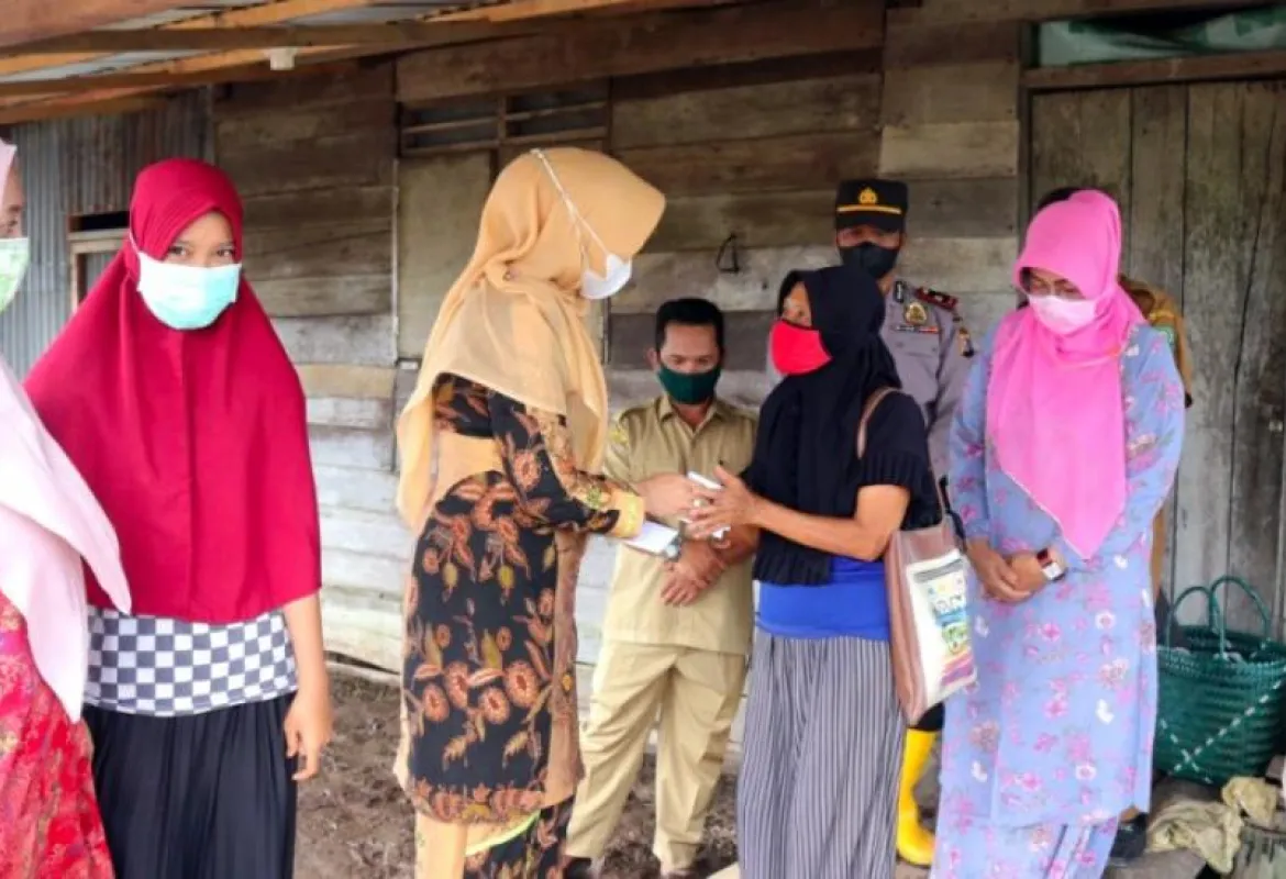 TP PKK Kabupaten Siak Serahkan Bantuan Untuk Warga Terdampak Banjir