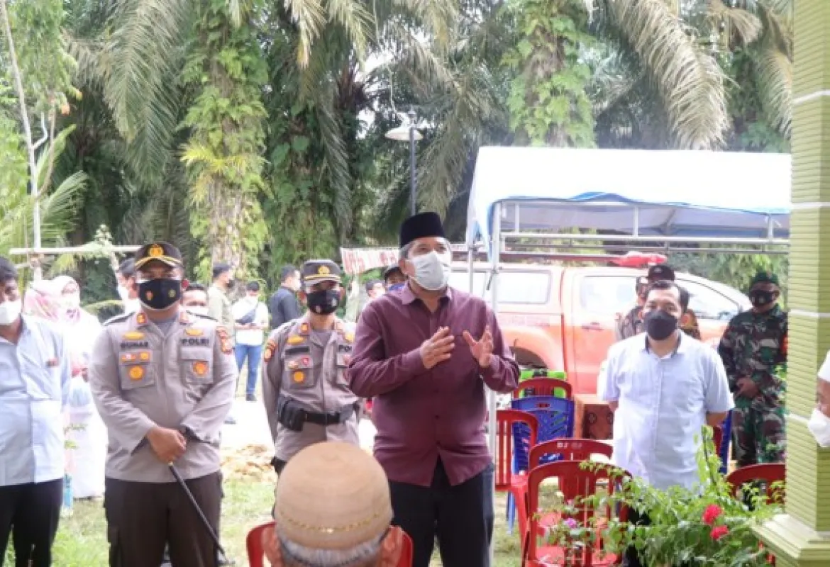 Bupati Siak Alfedri Bersama Kapolres Siak Berikan Bantuan Masker Untuk Rumah Ibadah Di Kecamatan Lubuk Dalam Dan Kerinci Kanan