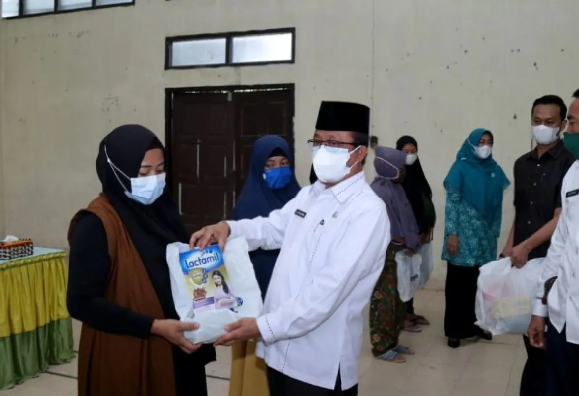 Sekda Arfan Usman Salurkan Bantuan Paket PMT Untuk Balita dan Ibu Hamil di Kandis