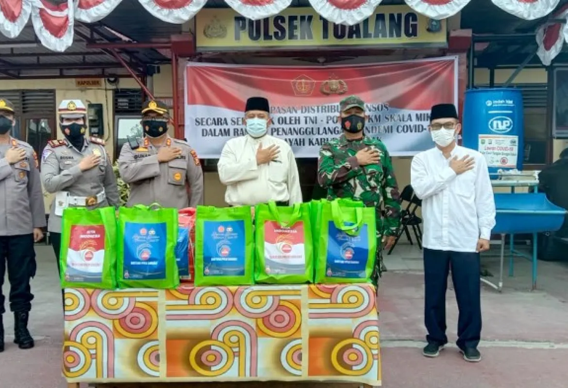 Bupati Alfedri Bersama Kapolres Siak Lepas Pasukan Pendistribusian Bansos Serentak TNI-Polri di Kecamatan Tualang