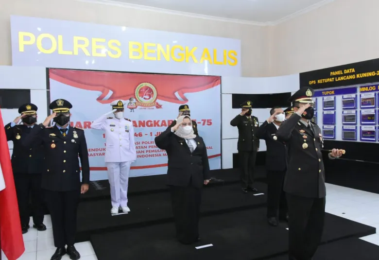 Bupati dan Wakil Bupati Bengkalis Ikuti Apel HUT Bhayangkara ke-75