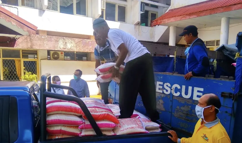 Dinas Sosial Provinsi Bengkulu Selasa sore (28/4) menyalurkan 100 karung beras kepada musisi yang terdampak Covid-19 di Kota Bengkulu.