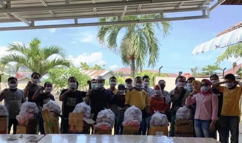 Usin Abdisyah bagi-bagi masker dan sabun
