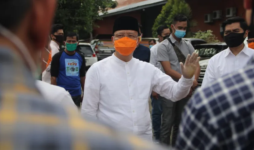 Gubernur Rohidin Mersyah, saat menerima bantuan dari Satgas BUMN