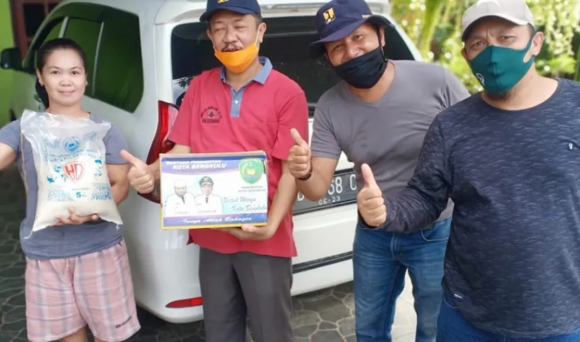 Plt Kadis PUPR Kota Bengkulu, Noprisman ST bersama seluruh pegawai bantu distribusi Rasmie untuk warga kota Bengkulu