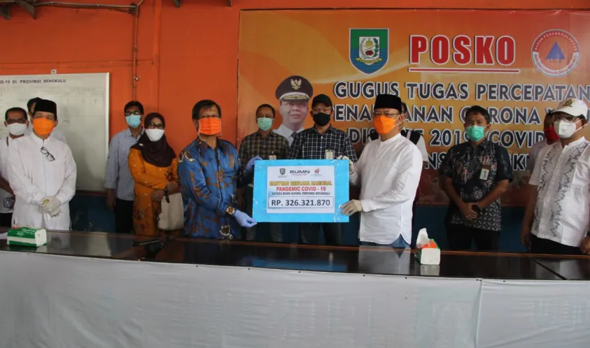Gubernur Rohidin Mersyah, saat menerima bantuan dari Satgas BUMN