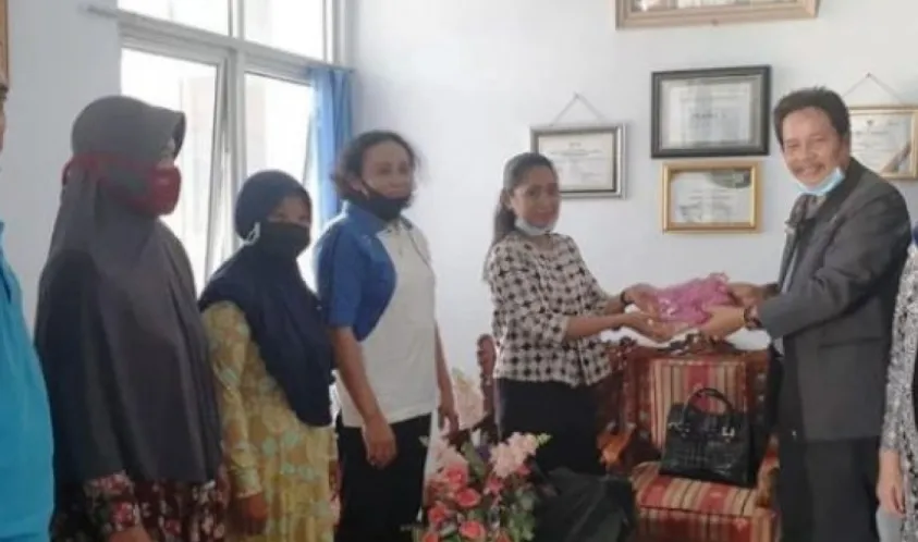 Komisi IV DPRD Provinsi Bengkulu serahkan APD untuk Puskesmas di Seluma