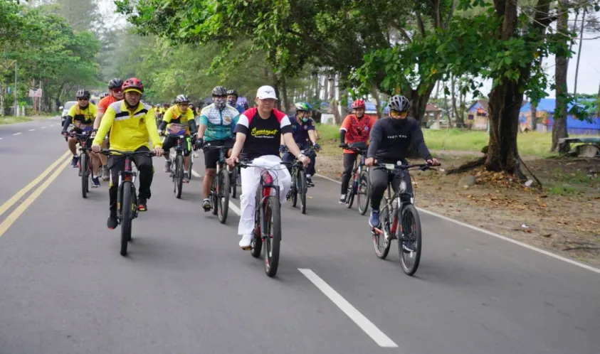 Gowes Bareng Millenial, Rohidin Serukan Hidup Sehat Di Era Adaptasi Kebiasaan Baru