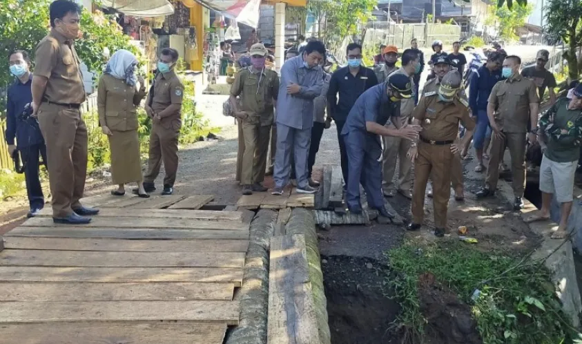 Ketua DPRD Kabupaten Seluma Meninjau Lokasi Jembatan Ambruk