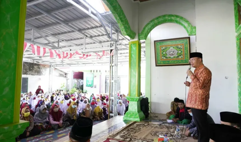 Kedatangan Gubernur Bengkulu Berikan Bantuan Membuat Para Santri Kembali Ceria