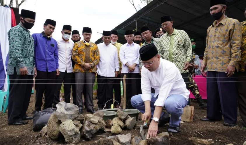 Gubernur Rohidin Letak Batu Pertama Pembangunan Ponpes Darul Ma'arif NU