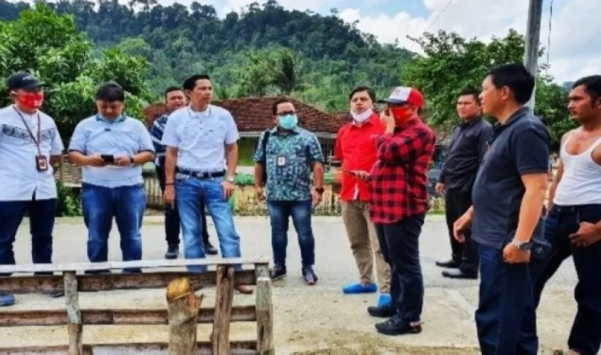 pembagunan tower Telkomsel di daerah tersebut.