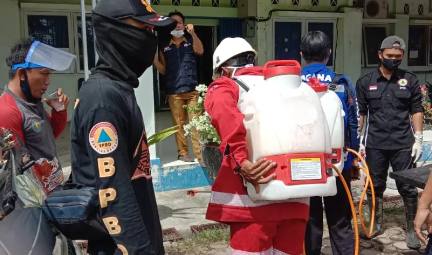 Untuk Menghindari Virus Corona, BPBD Kaur Lakukan Penyemprotan Disinfektan di Beberapa Instansi Perkantoran