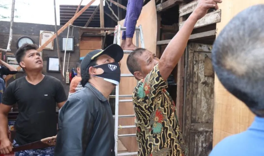 Wawali Dedy Berikan Santunan Untuk Rehab Rumah Lukmanudin yang Terdampak Angin Badai