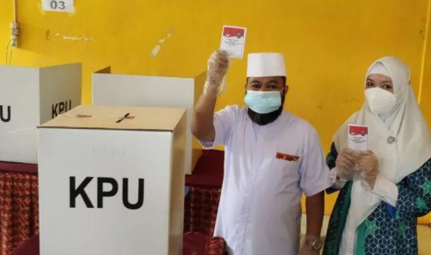 Walikota Helmi Hasan Gunakan Hak Suaranya di TPS 03 Bersama Istri Tercinta