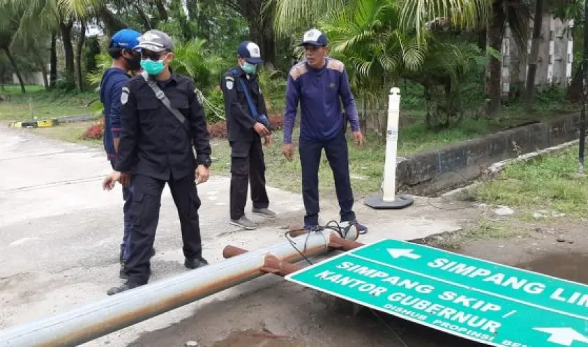Berpotensi Bahayakan Warga, Dishub Kota Robohkan RPPJ