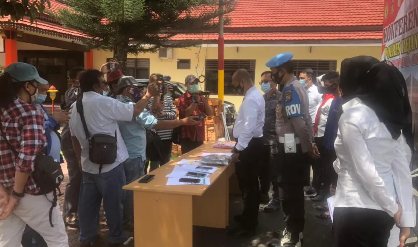 Konferensi Pers Tersangka