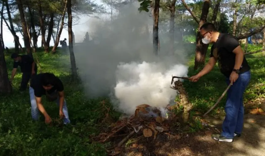 Dukung Kebersihan Kawasan Wisata, Dinas Kominfosan Kota Bengkulu Gotong Royong di Pantai Panjang