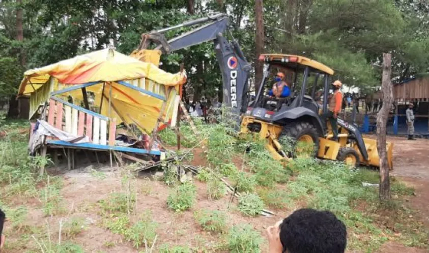 15 Warem yang Bandel Dirobohkan dengan Alat Berat