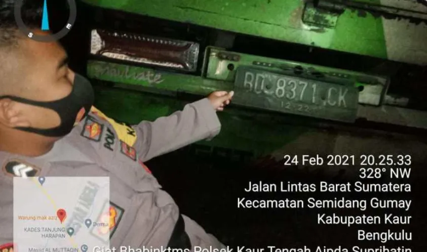 Elak Sapi, Truk Muatan Pakan Ternak Tumbur Warung di Kaur Tengah
