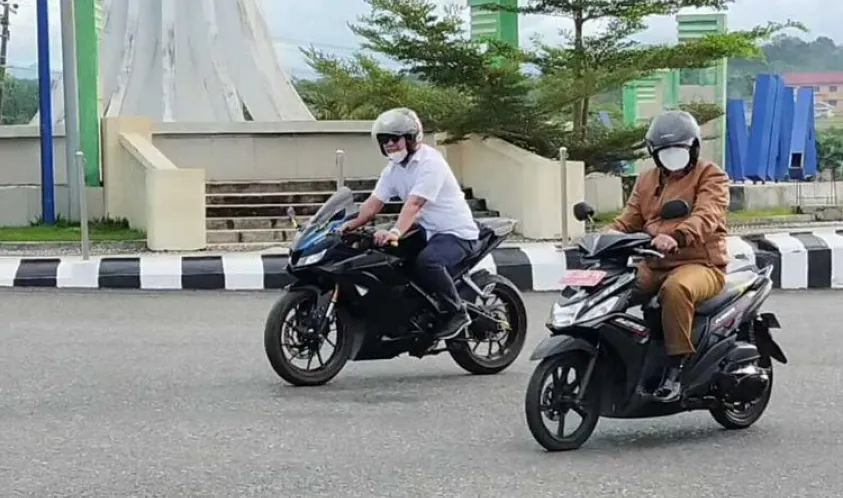 Bupati Seluma dan Wakilnya Berangkat Naik Motor Saat Perdana Masuk Kerja